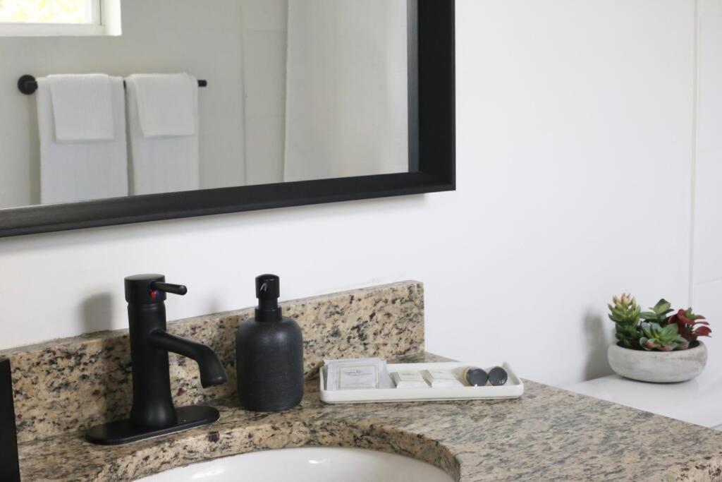 Sanctuary Gainesville Bright 2 Bedroom King Condo Bagian luar foto