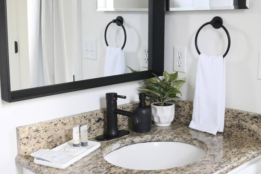 Sanctuary Gainesville Bright 2 Bedroom King Condo Bagian luar foto
