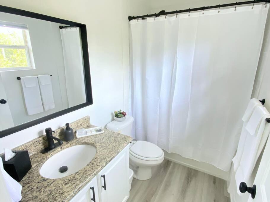 Sanctuary Gainesville Bright 2 Bedroom King Condo Bagian luar foto